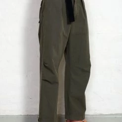 HANSEN GARMENTS KARLO | Wide Cut Utility Trousers | Green 12 HANSEN GARMENTS KARLO | Wide Cut Utility Trousers | Green -Heschung shop karlo wide cut utility trousers green hansen garments 265234