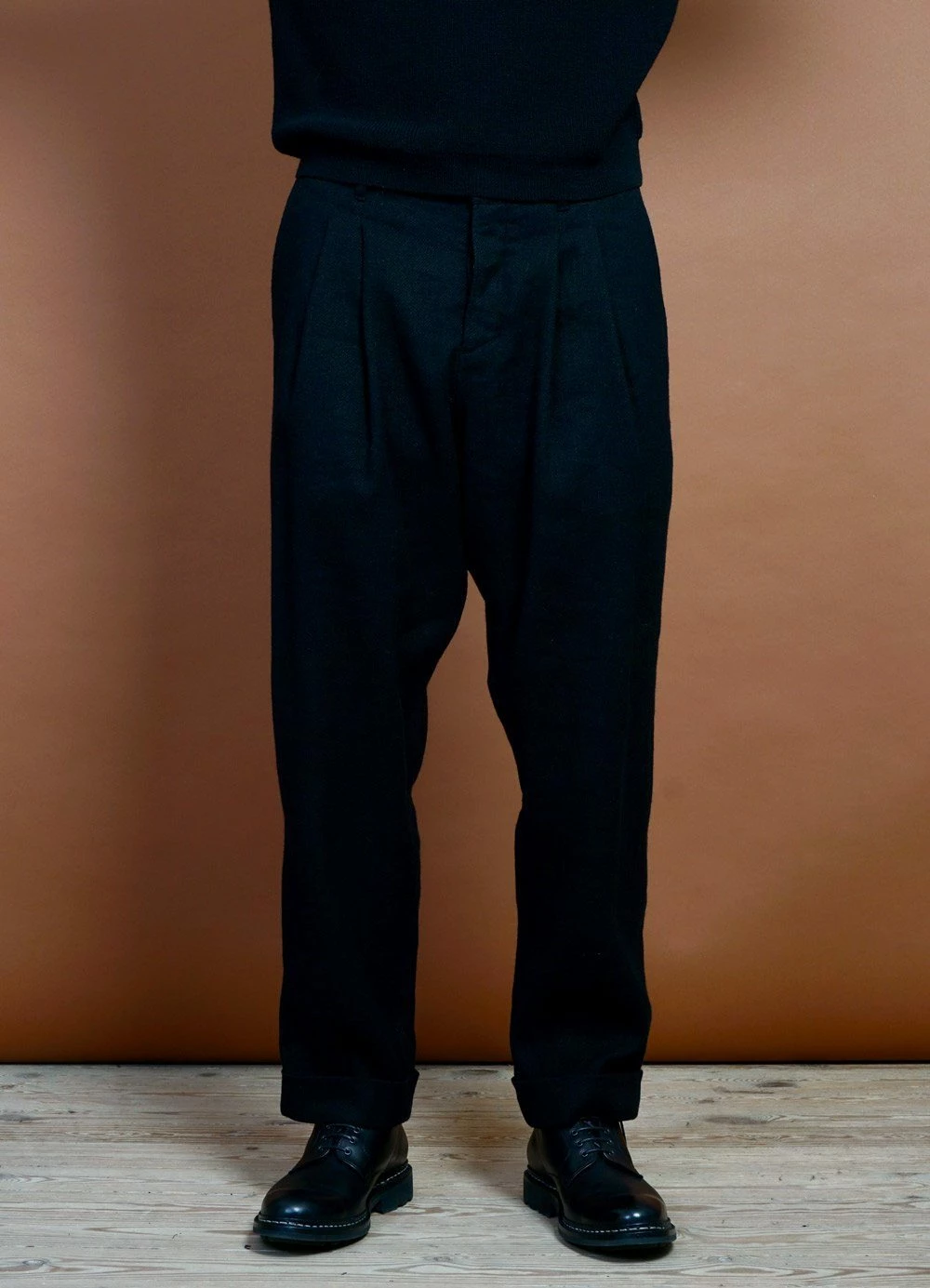 HANSEN GARMENTS SYLVESTER | Double Pleated Trousers | Black 5 HANSEN GARMENTS SYLVESTER | Double Pleated Trousers | Black - Image 3